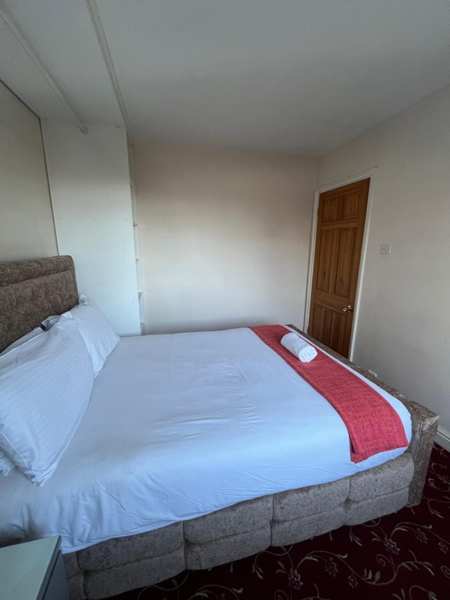 Unwind In Comfort At Cosy Caradus Your 4 Bedroom Home Sweet Home! Бірмінгем Екстер'єр фото