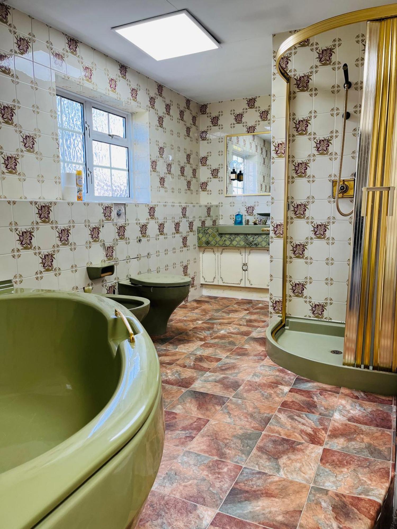 Unwind In Comfort At Cosy Caradus Your 4 Bedroom Home Sweet Home! Бірмінгем Екстер'єр фото
