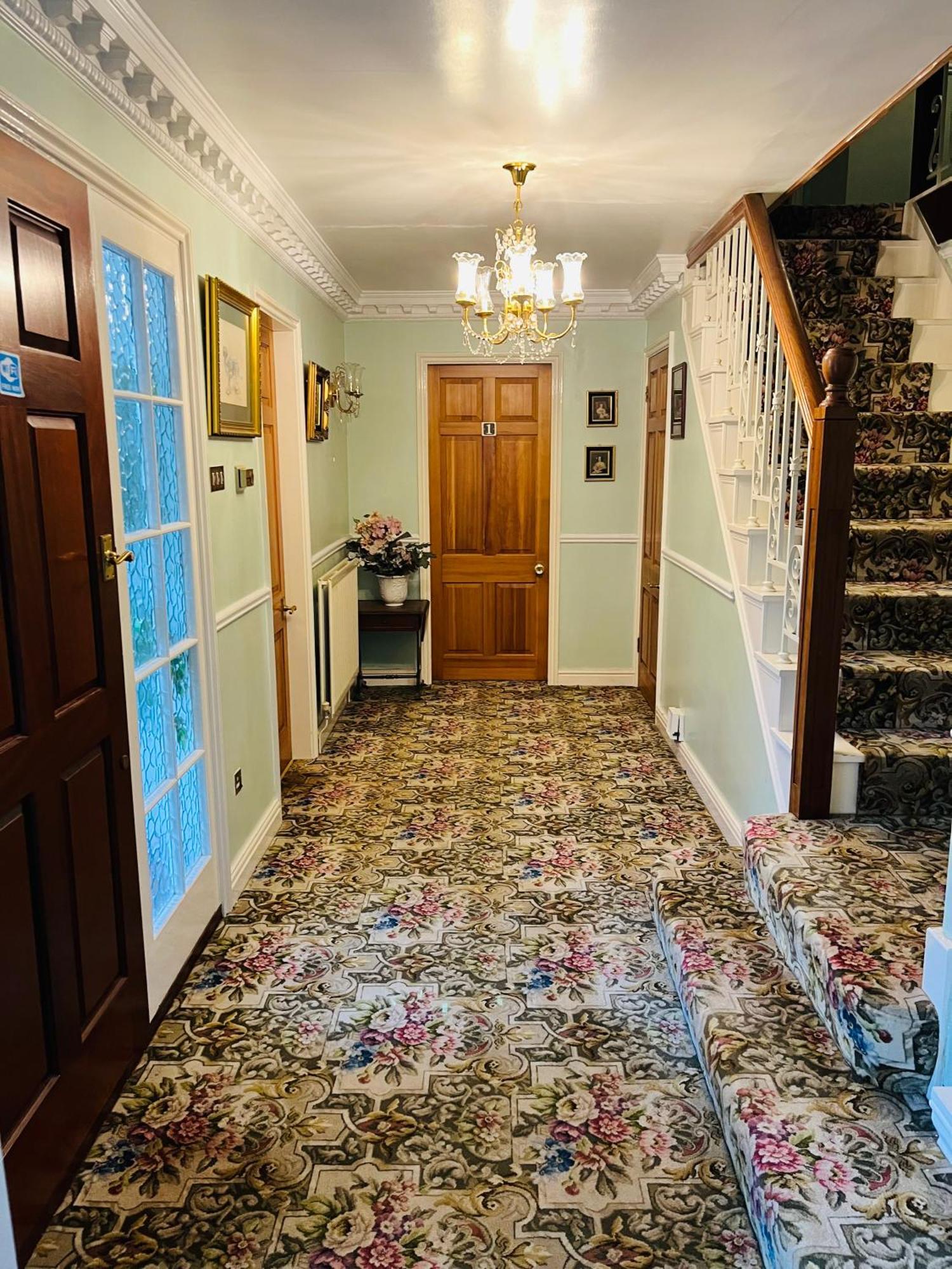 Unwind In Comfort At Cosy Caradus Your 4 Bedroom Home Sweet Home! Бірмінгем Екстер'єр фото