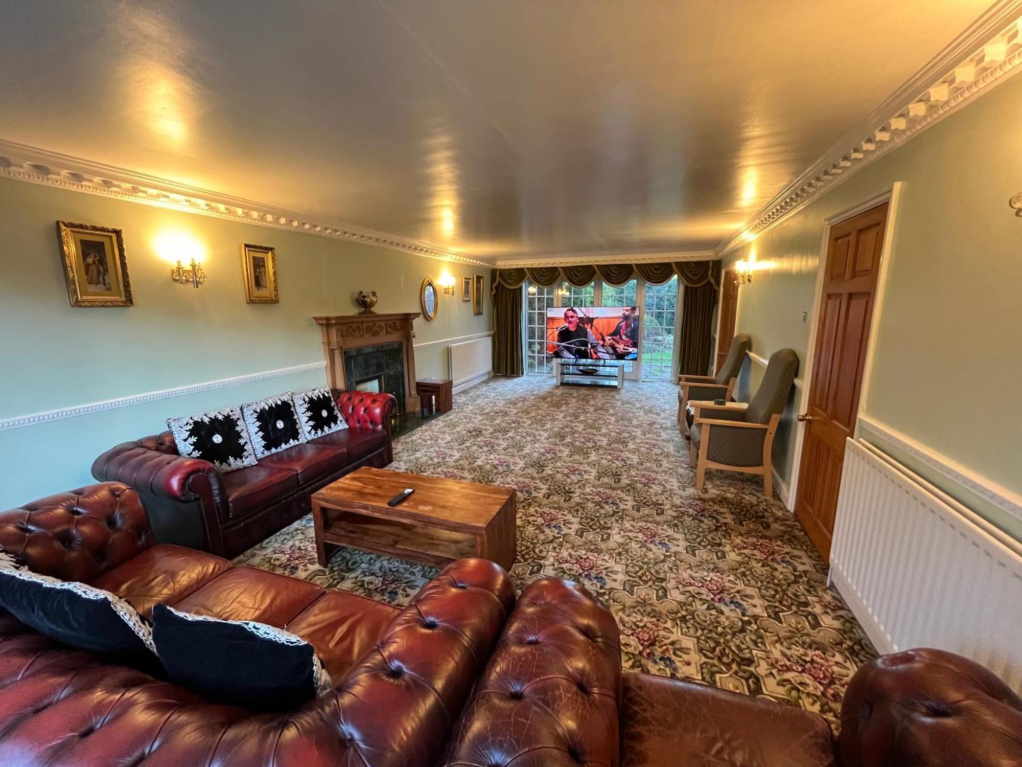 Unwind In Comfort At Cosy Caradus Your 4 Bedroom Home Sweet Home! Бірмінгем Екстер'єр фото